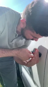 Cerrajero profesional abriendo puerta de coche sin daños en Málaga usando ganzúa