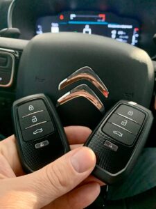 Copia de llaves de coche con mando para Citroën y Peugeot en Málaga